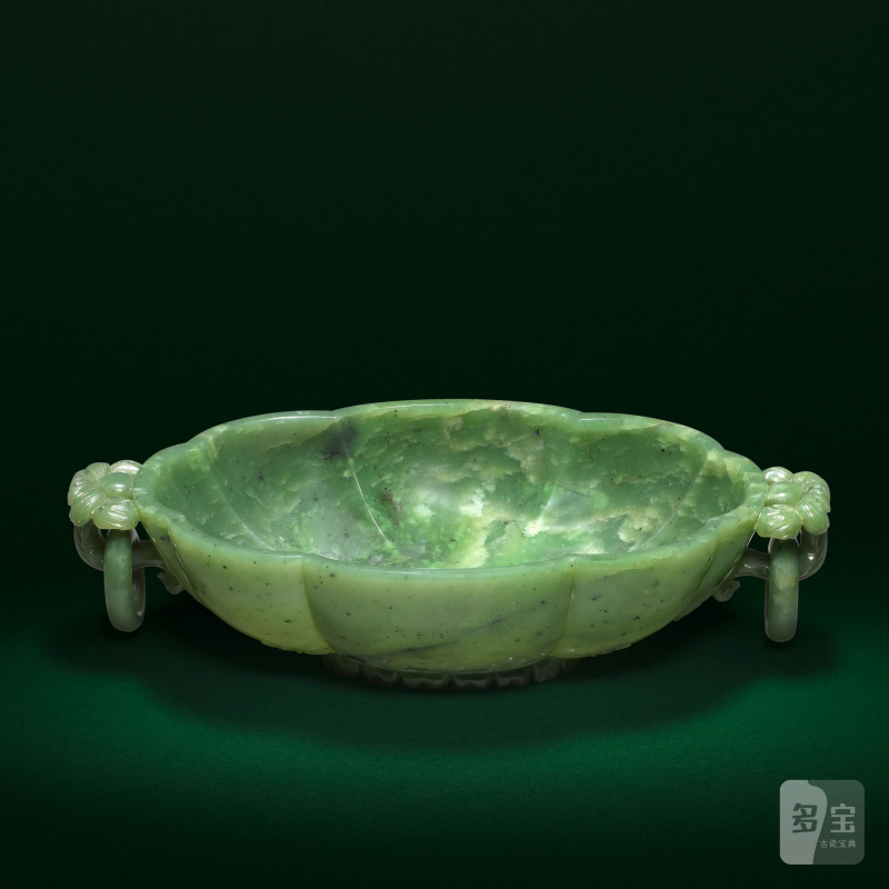 清乾隆/嘉慶 痕都斯坦式碧玉活環耳洗 | A MUGHAL-STYLE SPINACH-GREEN JADE TWO-HANDLED BOWL - 图1